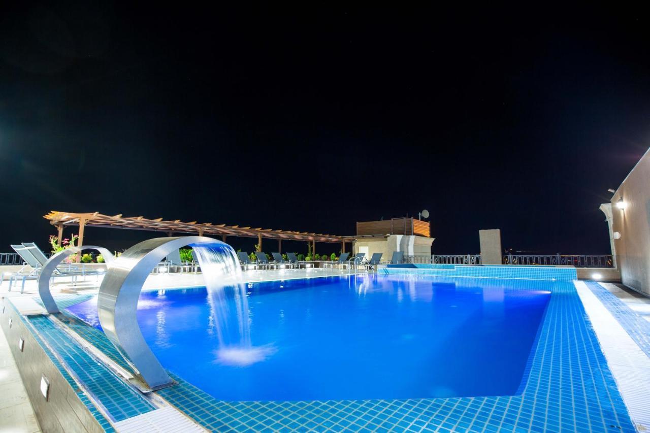 Petra Moon Luxury Hotel Wadi Musa Exterior foto Rooftop pool at the hotel