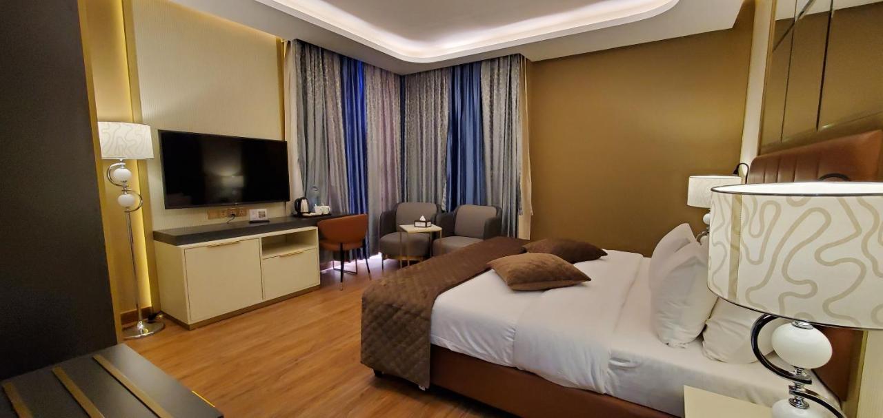 Petra Moon Luxury Hotel Wadi Musa Exterior foto A room at the hotel